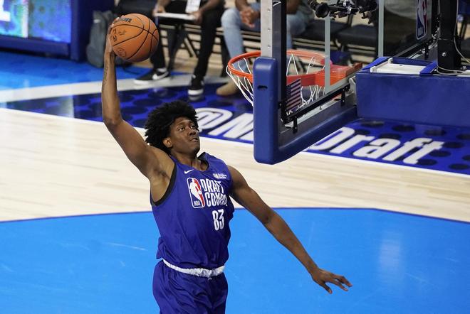 现出不少优 现出不少优